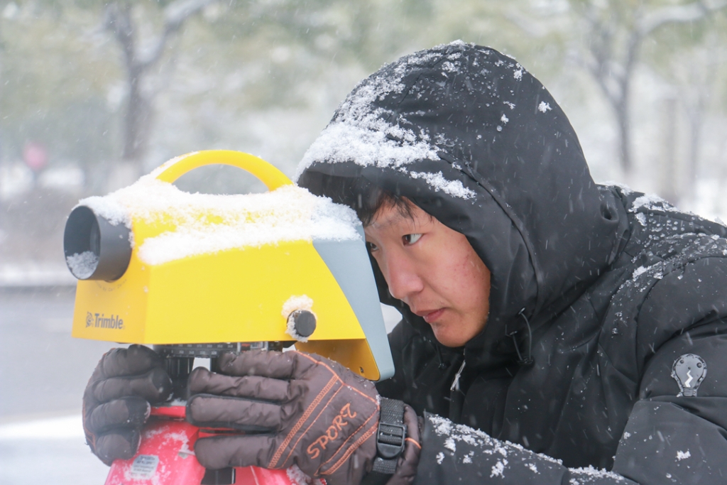 2018年1月27日，工程技術人員在雪中開展測量作業。