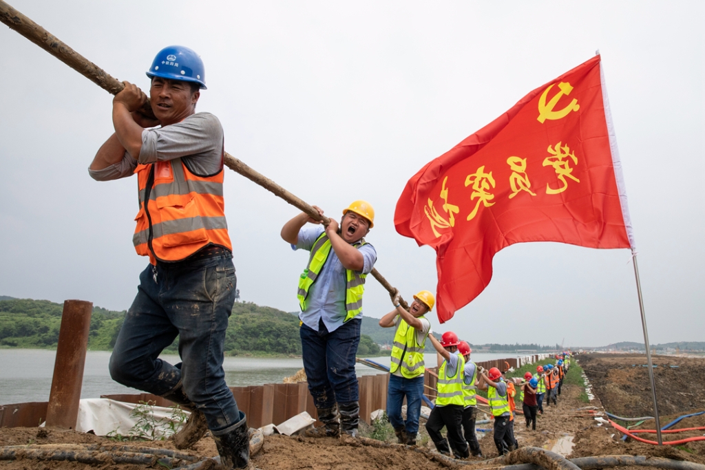 2019年6月21日，蘇錫常太湖隧道工地架設萬伏電纜，黨員突擊隊在施工現場。