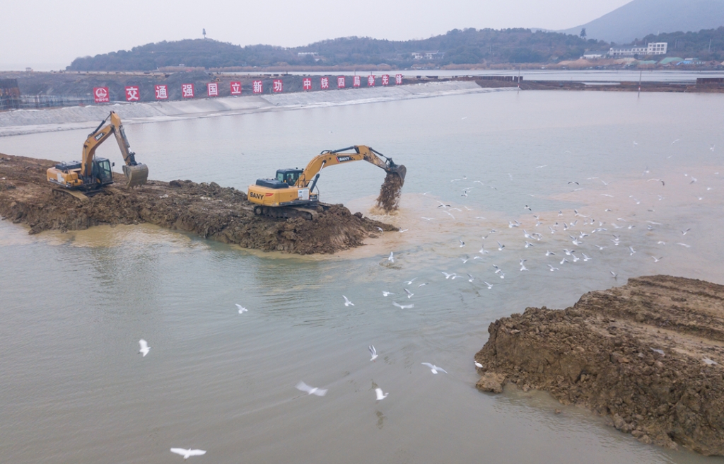 2019年12月23日，鳥群從陸島轉換圍堰回水施工現場飛過。