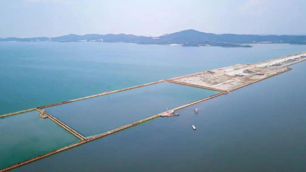 2020年10月3日，隨著最后一根鋼板樁插打至湖底，太湖隧道圍堰順利合龍。歷時2年7個月，馬山段與南泉段在湖中無縫對接，成功實現第一次“牽手”。