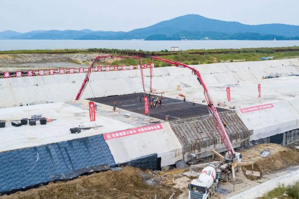 2021年9月5日，中鐵四局施工的太湖隧道南泉段主體工程全部完工。與此同時，南泉段施工轉入調平層、防撞側石等附屬工程施工階段，為下一步隧道早日通車打下堅實基礎。