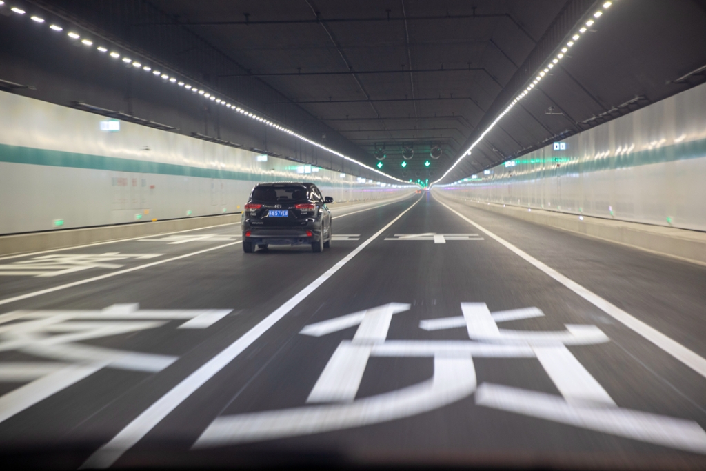 2021年12月30日，車輛在蘇錫常南部高速公路太湖隧道內行駛。