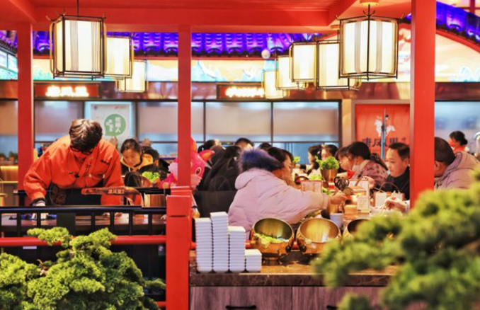 假期消費市場強勢回暖 零售、餐飲市場快速增長